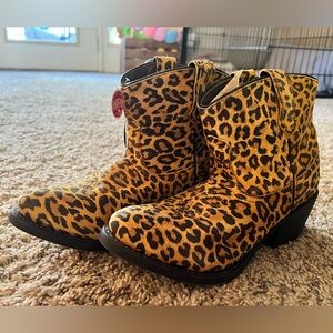 Laredo women’s leopard print cowgirl boots / booties
